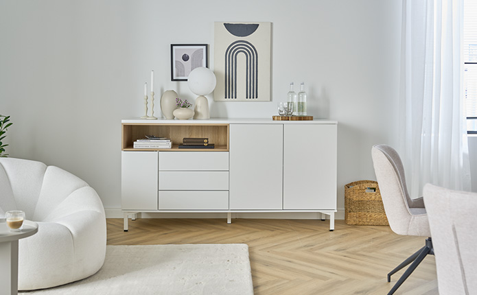 Sideboard mit Dekoartikeln und Wandbildern in Cremeweiß